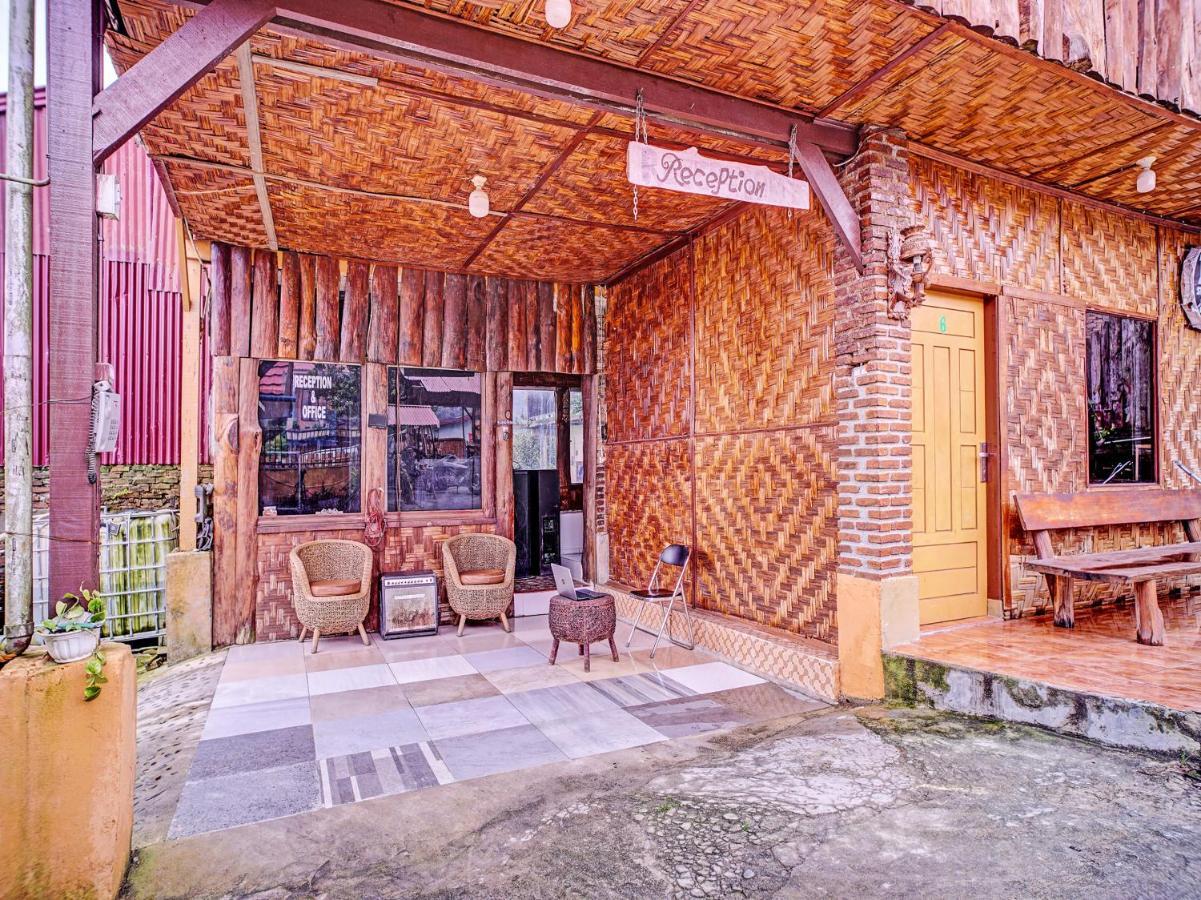 Oyo 90209 Dk Singarimbun Berastagi Homestay Extérieur photo