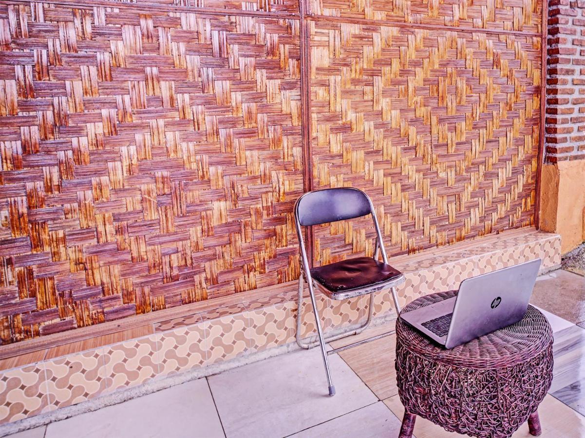 Oyo 90209 Dk Singarimbun Berastagi Homestay Extérieur photo