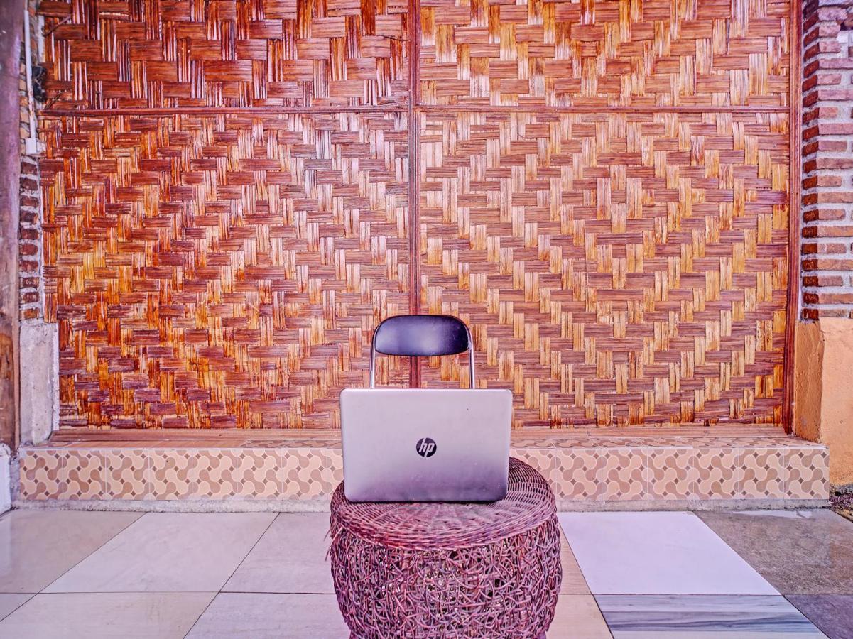 Oyo 90209 Dk Singarimbun Berastagi Homestay Extérieur photo